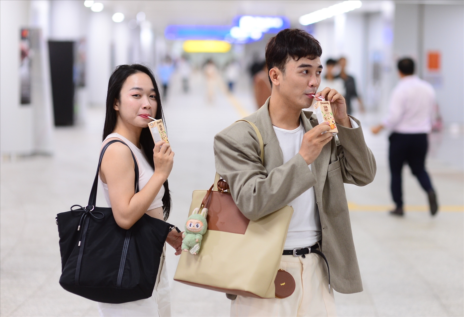  (CĐ Bùi Hạ) Vinamilk phục vụ miễn phí sản phẩm cho người dân check-in tại các ga metro Bến Thành – Suối Tiên 2