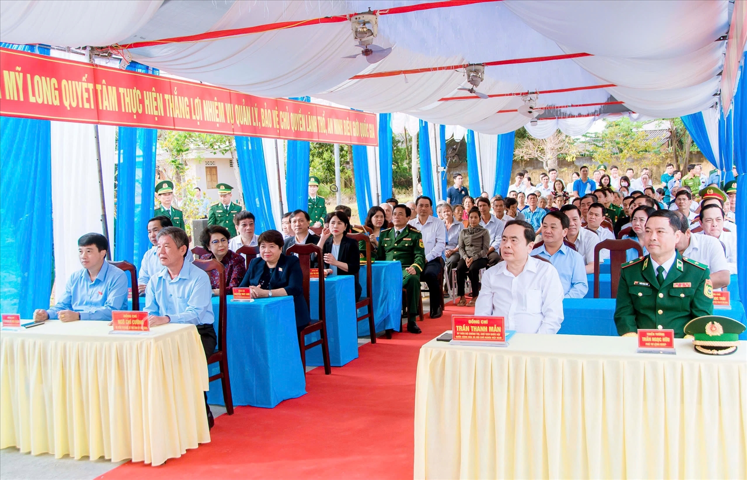 Chủ tịch Quốc hội cùng Đoàn công tác thăm, tặng quà tại Đồn biên phòng Mỹ Long ( thuộc Bộ chỉ huy BĐBP tỉnh Trà vinh)