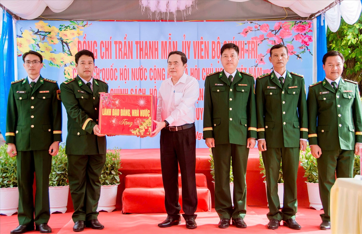 Chủ tịch Quốc hội Trần Thanh Mẫn tặng quà Đồn Biên phòng Mỹ Long ( thuộc BĐBP tỉnh Trà Vinh) 