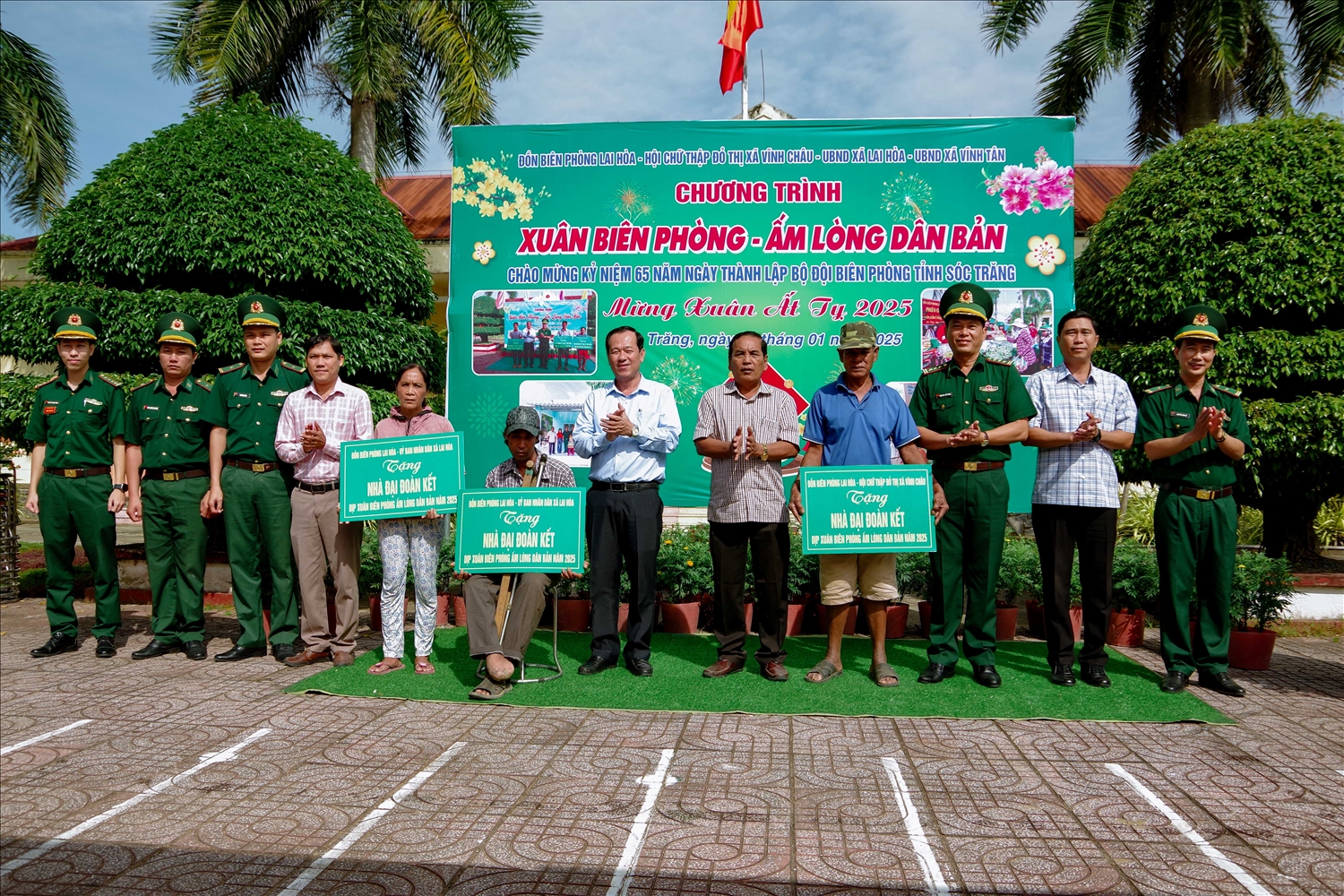 Trao bảng tượng trưng tặng nhà Đại đoàn kết cho các hộ dân có hoàn cảnh đặc biệt khó khăn