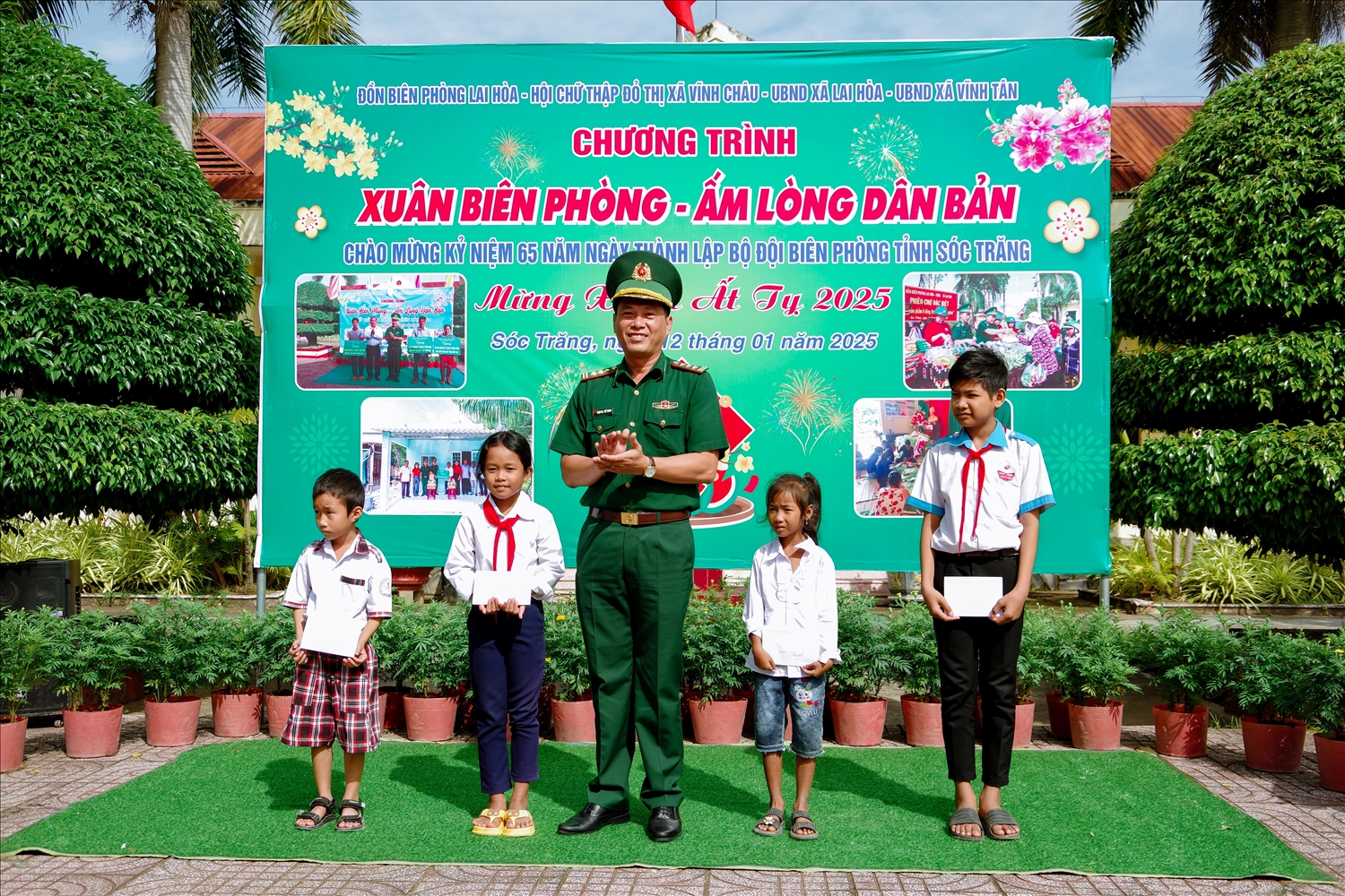 Thượng tá Phạm Nguyễn Thế Phong, Phó chủ nhiệm Chính trị BĐBP tỉnh Sóc Trăng trao học bổng cho các em học sinh nghèo trong chương trình “Nâng bước em tới trường”