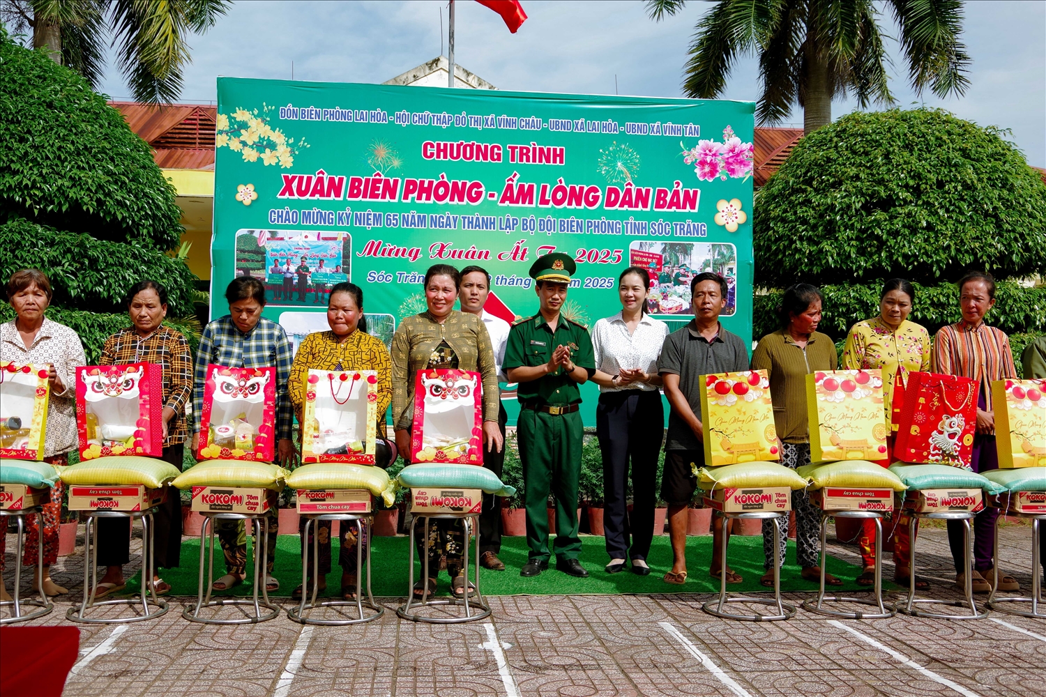 Trao tặng quà tết cho các hộ gia đình có hoàn cảnh khó khăn trên địa bàn xã Lai Hòa và Vĩnh Tân, thị xã Vĩnh Châu