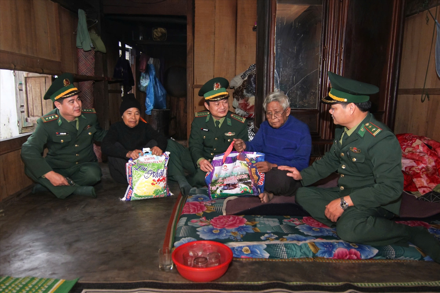 Thăm, tặng quà các gia đình chính sách, gia đình có hoàn cảnh khó khăn tại xã Trung Sơn.