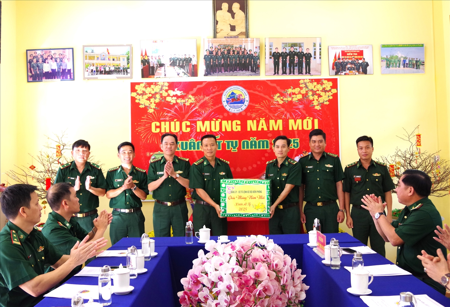 Đại tá Nguyễn Quốc Cường ( người thứ 3 từ trái qua), Phó Chủ nhiệm Chính trị Bộ tư lệnh BĐBP tặng quà tết của Bộ Tư lệnh BĐBP cho cán bộ, chiến sĩ Đồn Biên phòng cửa khẩu quốc tế Tịnh Biên ( thuộc BĐBP An Giang)