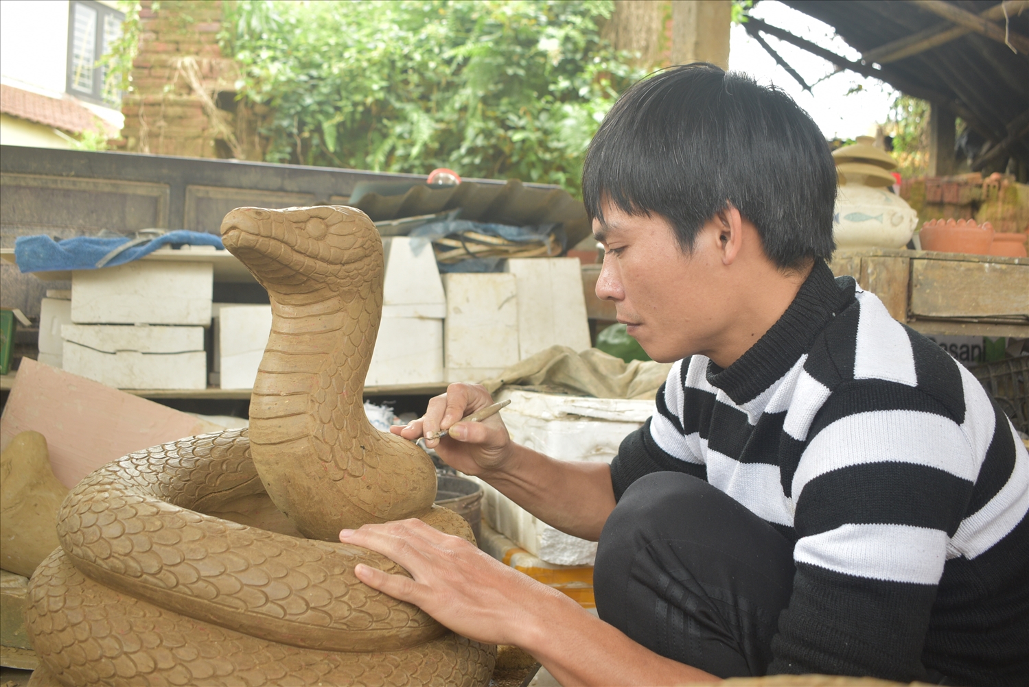 Anh Lê Văn Nhật đang tạo hình linh vật.