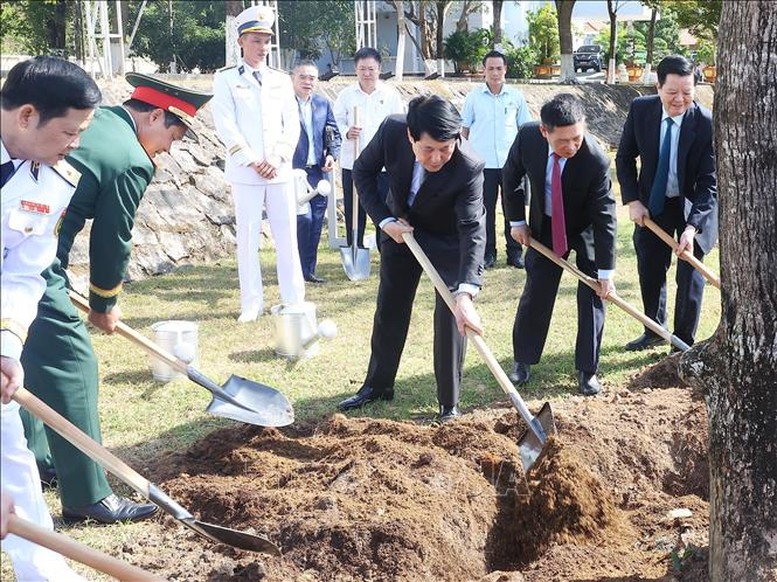 Chủ tịch nước và các đại biểu trồng cây lưu niệm tại Trụ sở Bộ Tư lệnh Vùng 5 Hải quân - Ảnh: TTXVN