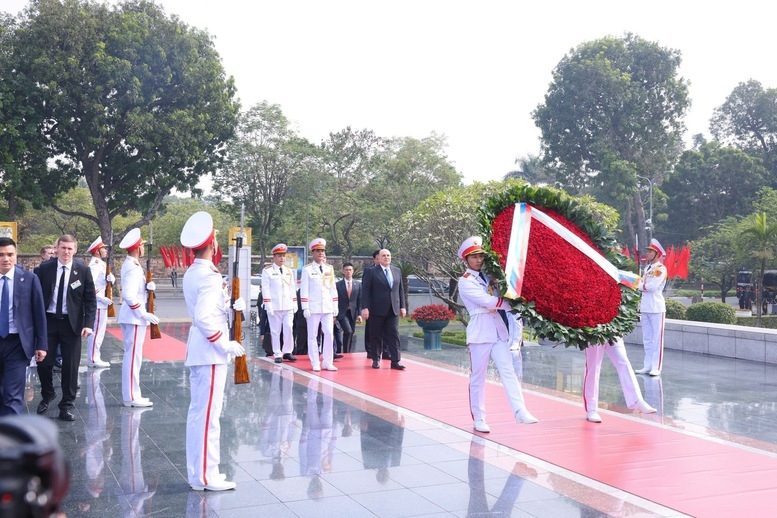 Thủ tướng Mishustin và Đoàn đại biểu Liên bang Nga đặt vòng hoa tại Đài tưởng niệm các Anh hùng liệt sĩ - Ảnh: VGP/Nhật Bắc