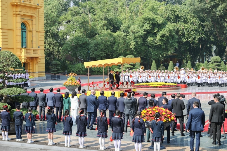 Đây là chuyến thăm đầu tiên của Thủ tướng Mishustin đến Việt Nam. Thủ tướng Mishustin là vị khách cấp cao nước ngoài đầu tiên thăm chính thức Việt Nam trong năm 2025 - Ảnh: VGP/Nhật Bắc