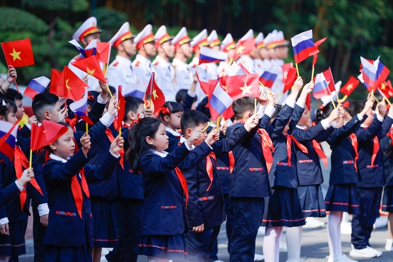 Các em thiếu nhi Hà Nội đón chào Thủ tướng Liên bang Nga Mikhail Vladimirovich Mishustin - Ảnh VGP/Nhật Bắc