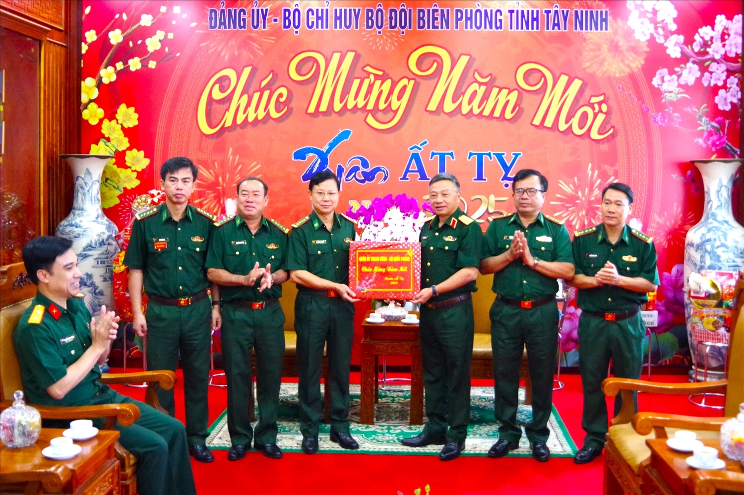 Thượng tướng Lê Quang Minh, tặng quà tết cán bộ, chiến sĩ BĐBP Tây Ninh. Ảnh: Lê Khoa