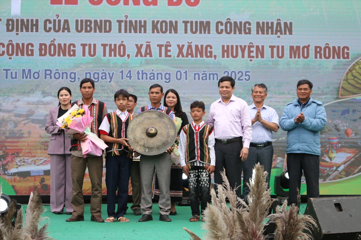 Phó Bí thư Tỉnh ủy Kon Tum Nguyễn Đức Tuy và lãnh đạo Sở Văn hóa, Thể thao và Du lịch trao tặng 1 bộ cồng chiêng cho Nhân dân làng Tu Thó