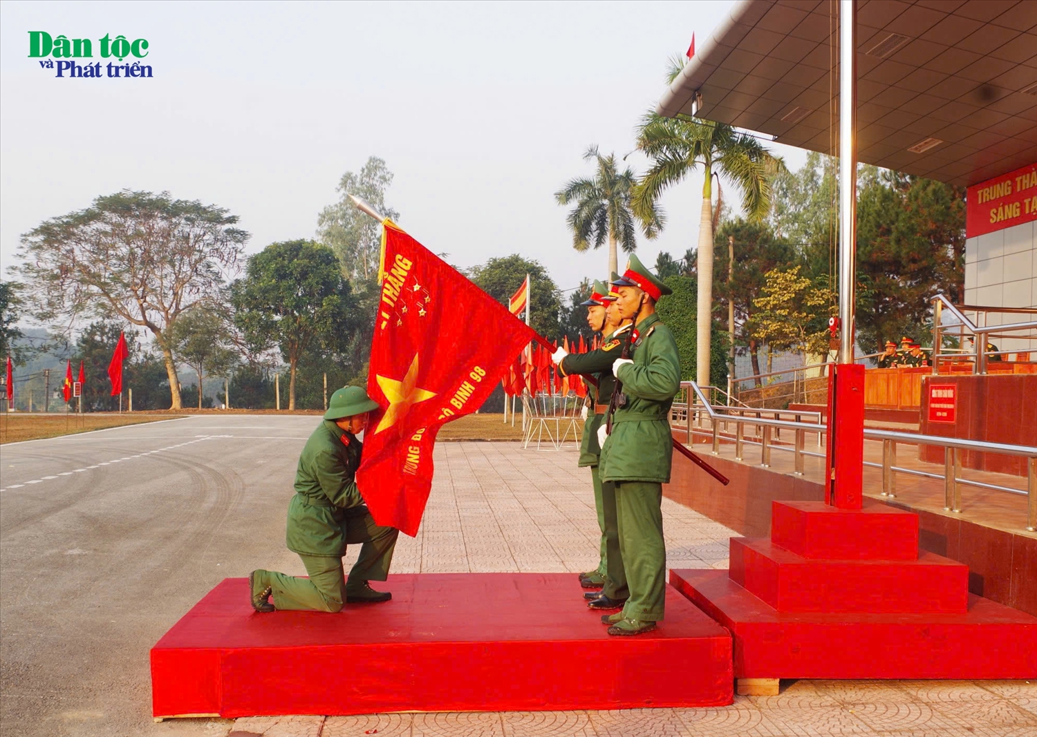 Chiến sĩ hoàn thành nghĩa vụ quân sự tại Trung đoàn 98 thực hiện nghi lễ tuyên thệ