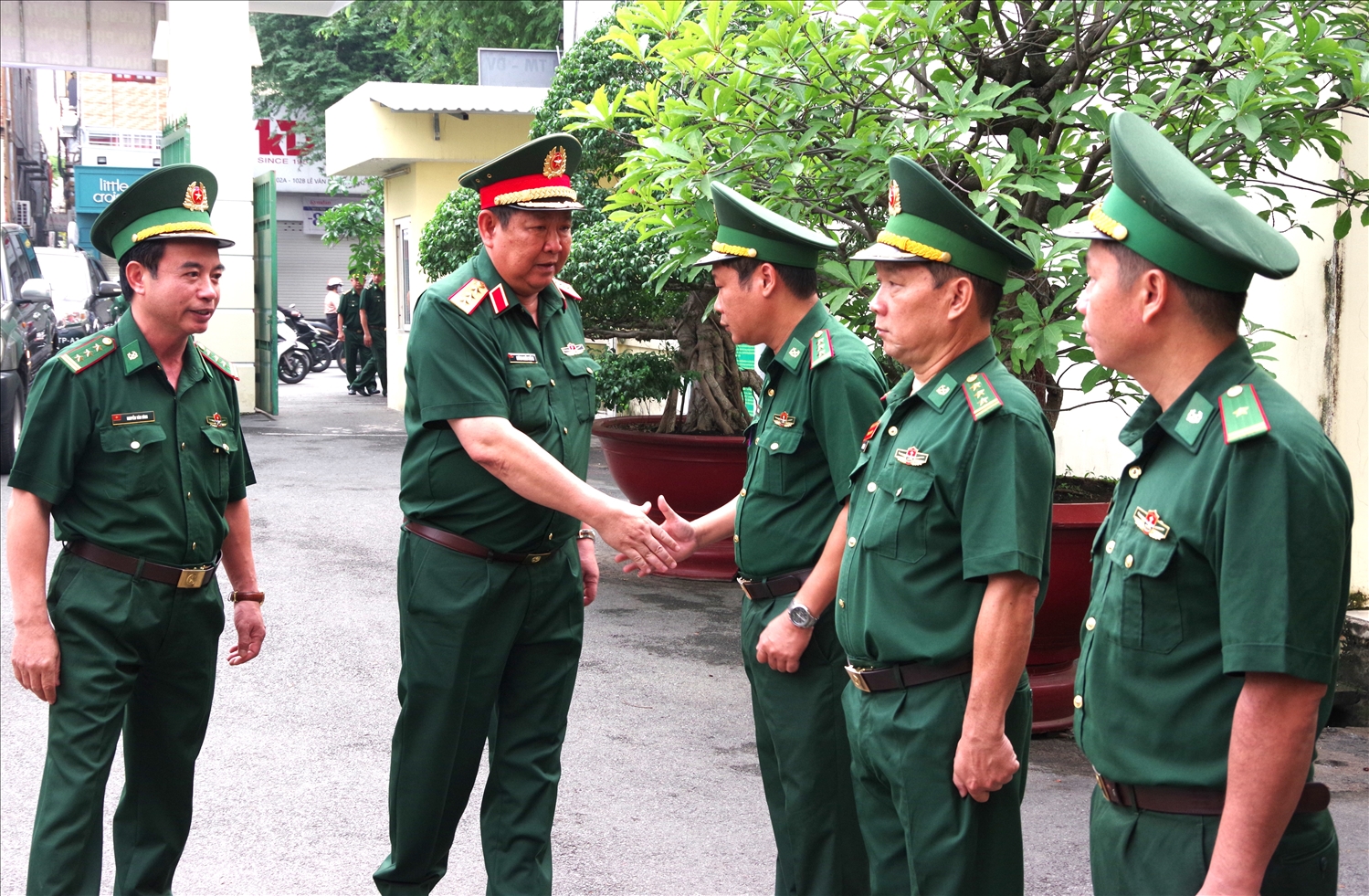 Thượng tướng Huỳnh Chiến Thắng và đoàn công tác kiểm tra tại Ban chỉ huy Biên phòng cửa khẩu cảng TP. Hồ Chí Minh (Ảnh: Lê Khoa)