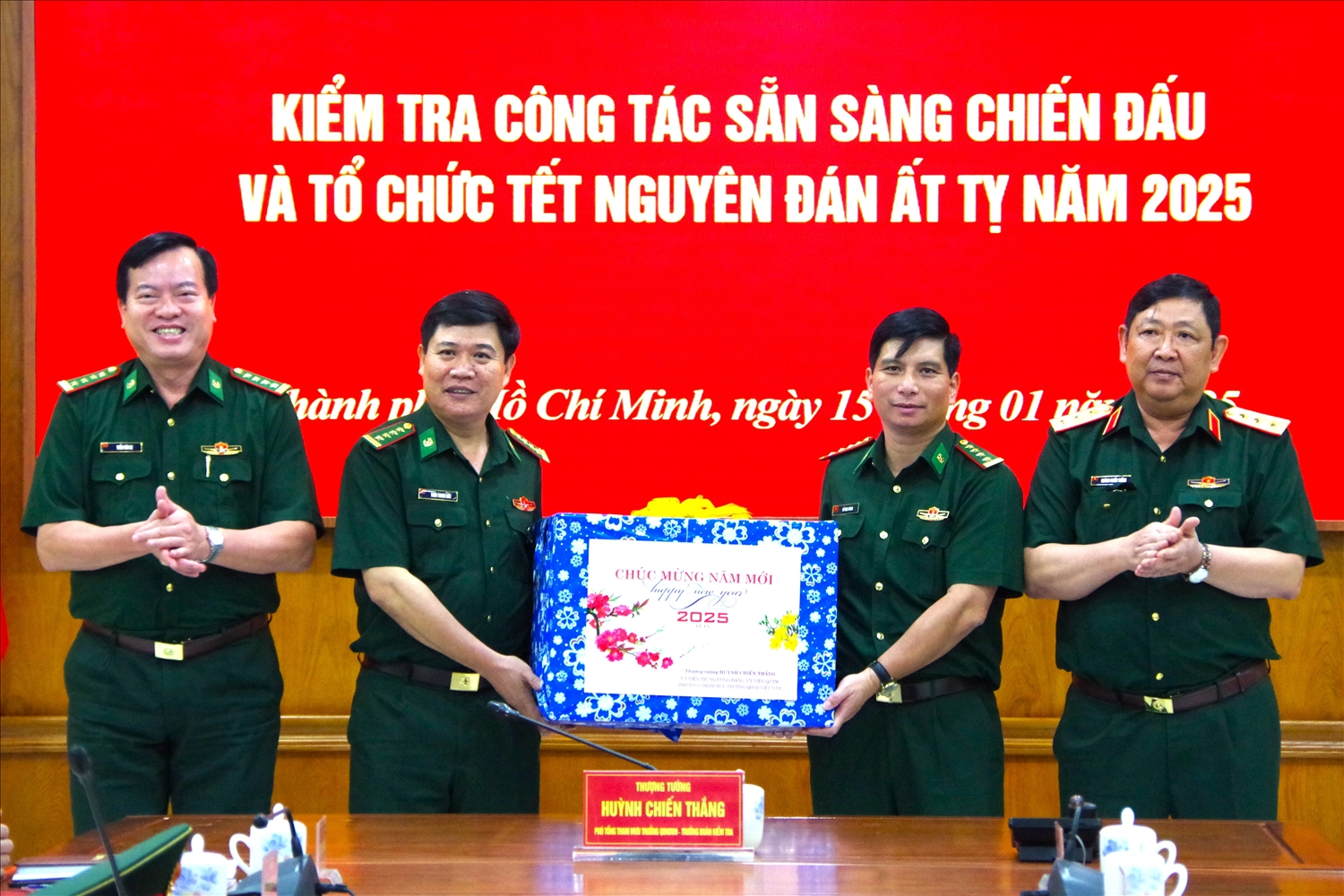 Thượng tướng Huỳnh Chiến Thắng tặng quà, chúc Tết Bộ Chỉ huy BĐBP TP. Hồ Chí Minh (Ảnh: Lê Khoa)