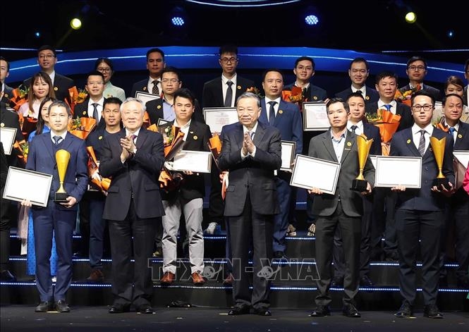 Tổng Bí thư Tô Lâm và các doanh nghiệp đạt Giải sản phẩm công nghệ số ""Make in Viet Nam 2024" - Ảnh: TTXVN