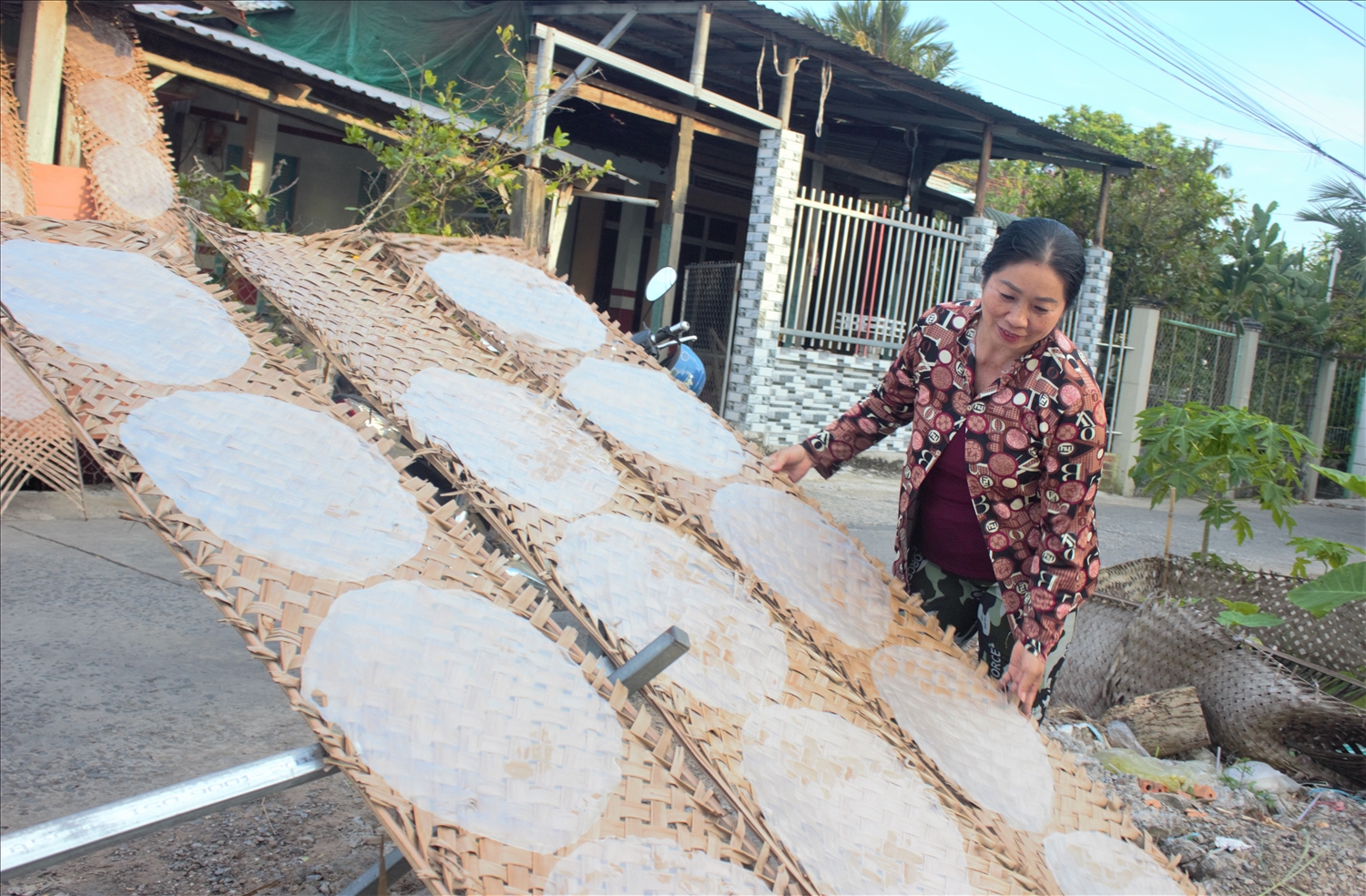 Để phục vụ bánh tráng Tết Nguyên đán, từ tháng 11 Âm lịch là cơ sở bánh tráng của bà Trần Thị Yến đã bắt đầu bận rộn