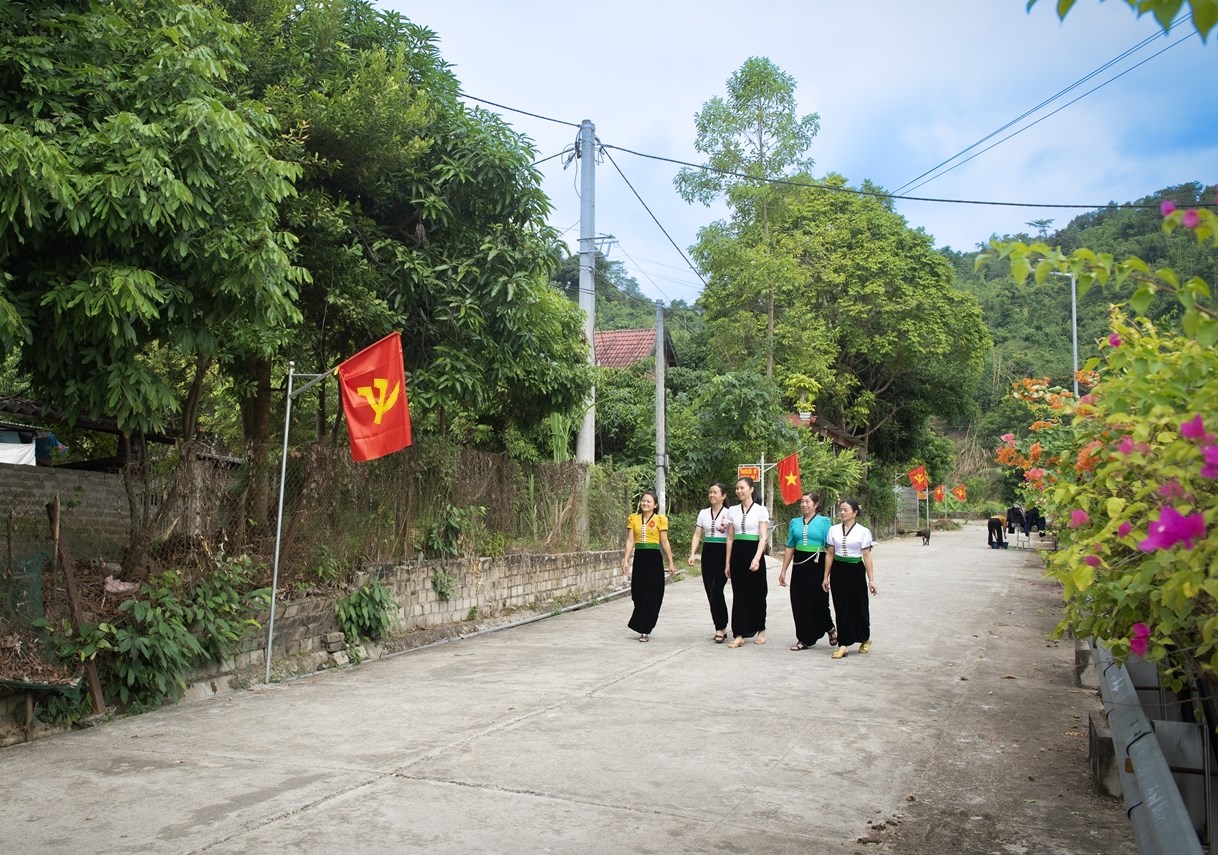 Niềm vui trên con đường nông thôn mới của bà con bản Mường Mô (xã Mường Mô, huyện Nậm Nhùn, tỉnh Lai Châu).