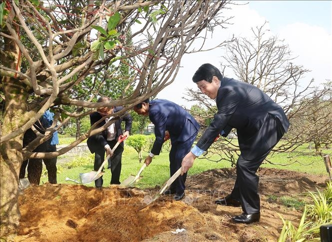 Chủ tịch nước trồng cây lưu niệm tại Khu tưởng niệm Thủ tướng Võ Văn Kiệt - Ảnh: TTXVN