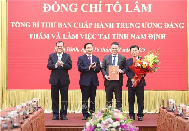 Phó Thủ tướng Trần Hồng Hà trao Quyết định thành lập Khu công nghiệp Ninh Cơ cho tỉnh Nam Định - Ảnh: TTXVN