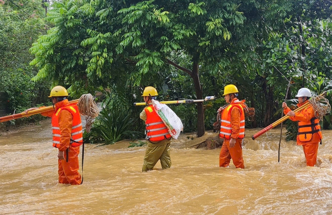 Công nhân Điện lực Phú Thọ trên đường đi khắc phục sự cố điện sau cơn bão Yagi