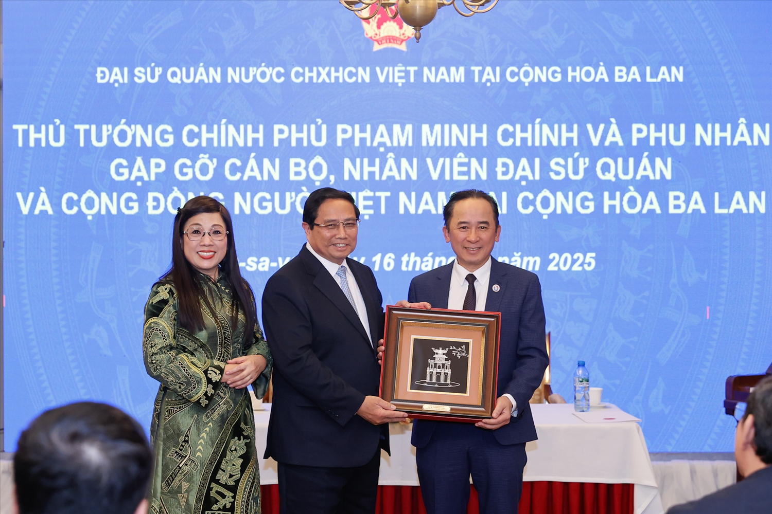 Thủ tướng và Phu nhân tặng quà cho đại diện cộng đồng người Việt Nam tại Ba Lan - Ảnh: VGP/Nhật Bắc