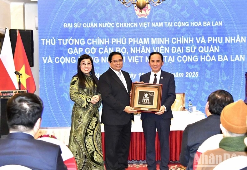 Thủ tướng Phạm Minh Chính và Phu nhân tặng quà lưu niệm cho Hội Người Việt Nam tại Ba Lan. (Ảnh: THANH GIANG)