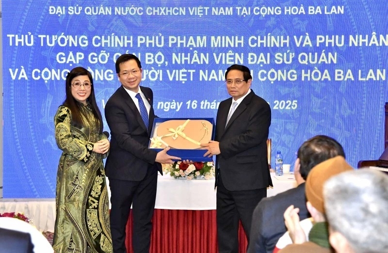 Thủ tướng Phạm Minh Chính và Phu nhân tặng quà lưu niệm cho Đại sứ quán Việt Nam tại Ba Lan. (Ảnh: THANH GIANG)