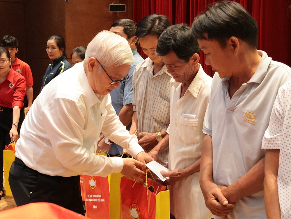 Ủy viên Trung ương Đảng, Bí thư Tỉnh ủy Bình Dương Nguyễn Văn Lợi tặng quà, chúc Tết các gia đình chính sách nhân Tết Nguyên đán Ất Tỵ 2025