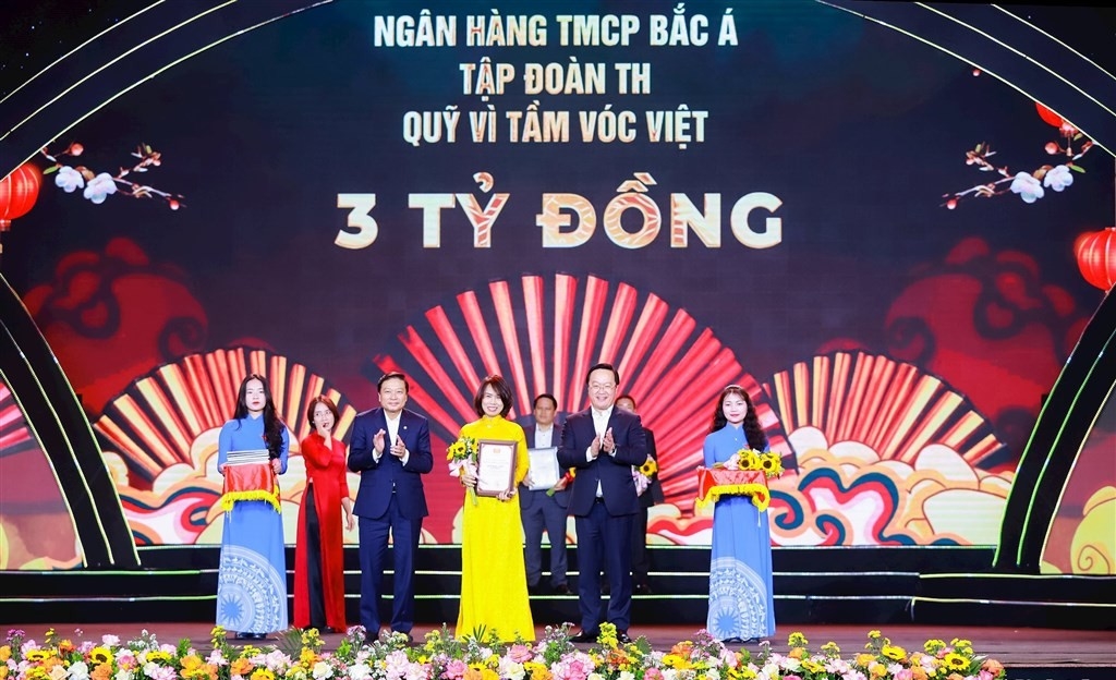 Bí thư Tỉnh ủy Nguyễn Đức Trung và Chủ tịch UBND tỉnh Lê Hồng Vinh tiếp nhận ủng hộ và trao Giấy chứng nhận tấm lòng nhân ái vì cộng đồng, tặng hoa tri ân Ngân hàng TMCP Bắc Á, Tập đoàn TH, Quỹ Vì tầm vóc Việt đã ủng hộ Chương trình "Nghĩa tình dòng Lam - Xuân Ất Tỵ 2025"