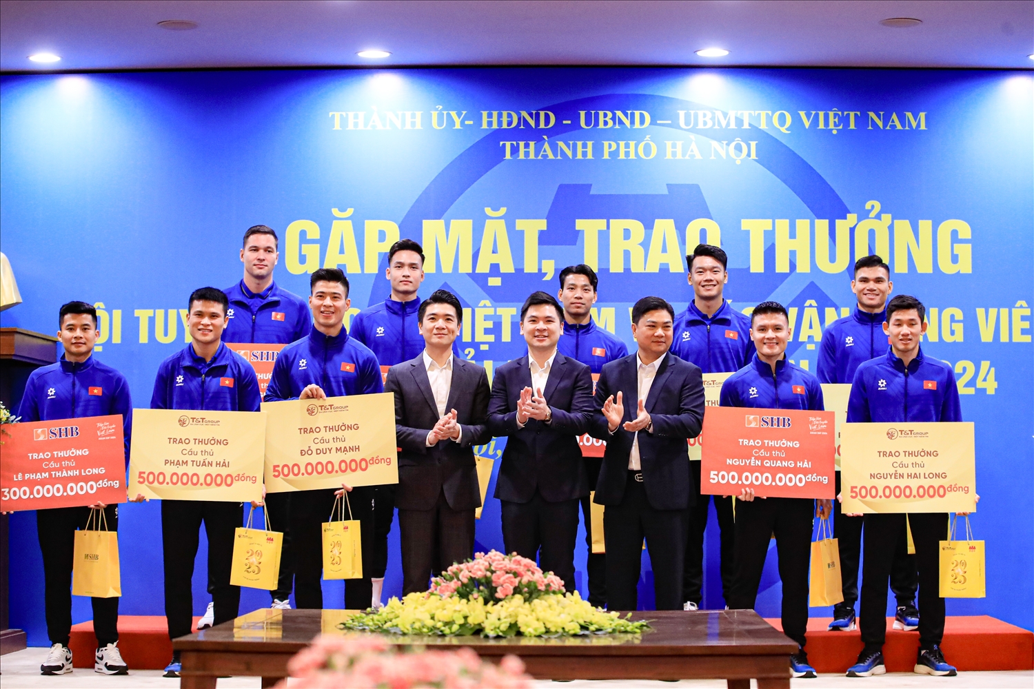 Tập đoàn T&T Group và Ngân hàng SHB trao thưởng cho các cầu thủ CLB Hà Nội và CLB Công an Hà Nội.