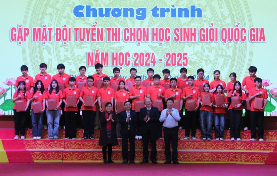 Trao quà động viên các học sinh tham gia đội tuyển học sinh giỏi quốc gia 2024 - 2025.Ảnh: TL