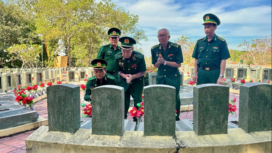 Lãnh đạo và nguyên lãnh đạo Bộ chỉ huy Bộ đội Biên phòng TP Hồ Chí Minh, Tây Ninh thắp hương tưởng nhớ anh hùng liệt sĩ, đồng đội đang an nghĩ tại Nghĩa trang Quốc gia Đồi 82