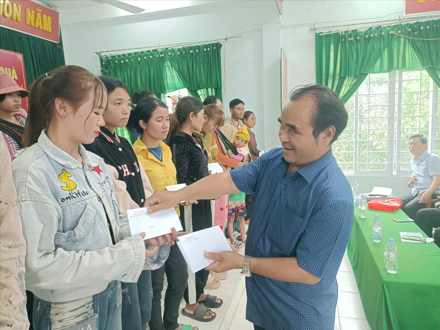 Đại diện lãnh đạo Vụ Công tác dân tộc địa phương tham gia tặng quà tại Sông Hinh.