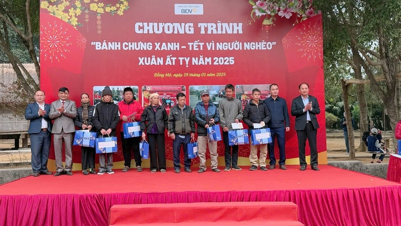 Ban Tổ chức trao quà tặng cho người nghèo thuộc thị xã Sơn Tây, Thạch Thất, Ba Vì Hà Nội