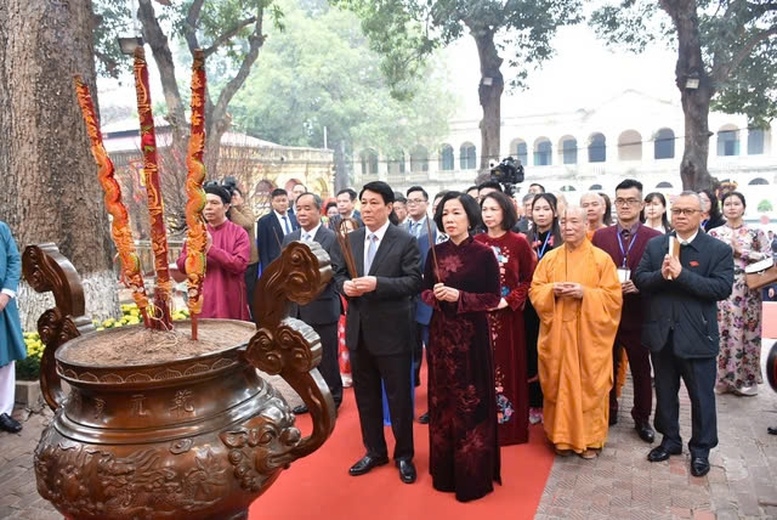 Chủ tịch nước Lương Cường và Phu nhân cùng đại biểu kiều bào dâng hương tại Điện Kính Thiên trong Khu di tích Hoàng thành Thăng Long, Hà Nội. Ảnh: Ảnh: VGP/Diệp Anh