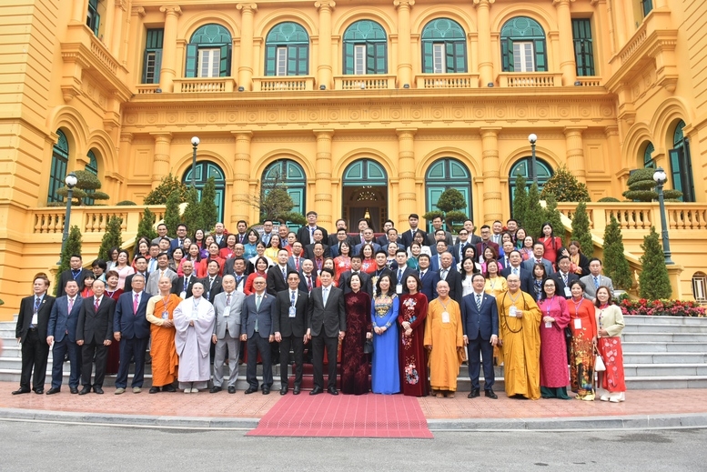 Chủ tịch nước và Phu nhân cùng kiều bào chụp ảnh lưu niệm tại Phủ Chủ tịch - Ảnh: VGP/Diệp Anh