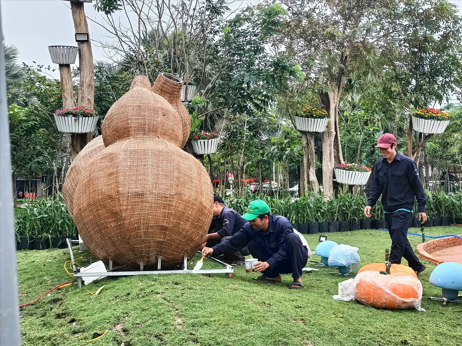 Công nhân đang hoàn thiện các công đoạn cuối cùng của tiểu cảnh.