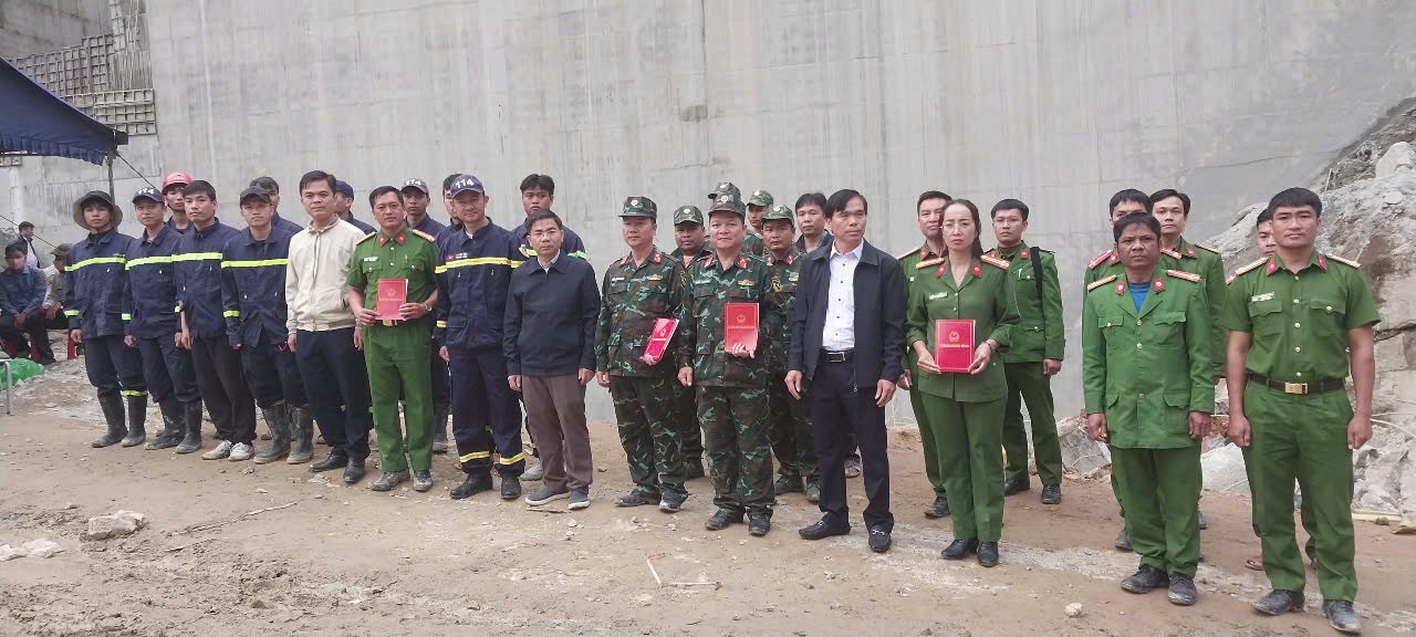 UBND huyện Đăk Glei khen thưởng cho các lực lượng tham gia hoạt động tìm kiếm các nạn nhân bị mất tích trong vụ tai nạn lao động tại thủy điện Đăk Mi 1