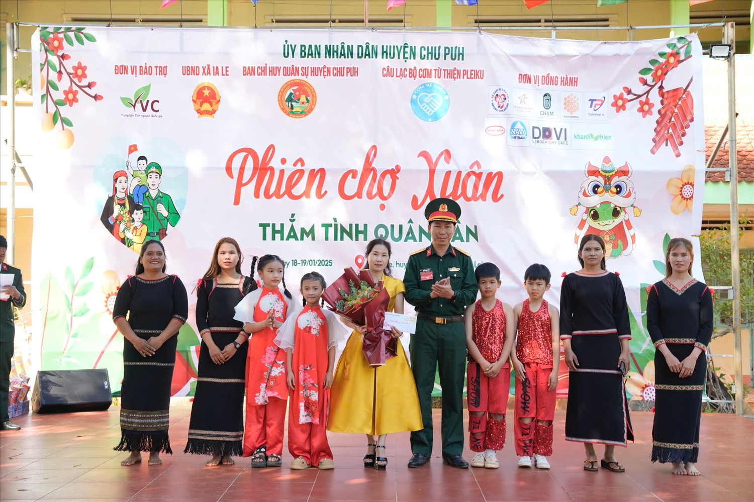 Chương trình “Phiên chợ Xuân - Thắm tình quân dân 2025” nhằm chăm lo cho đoàn viên, thanh thiếu nhi, người dân có hoàn cảnh khó khăn