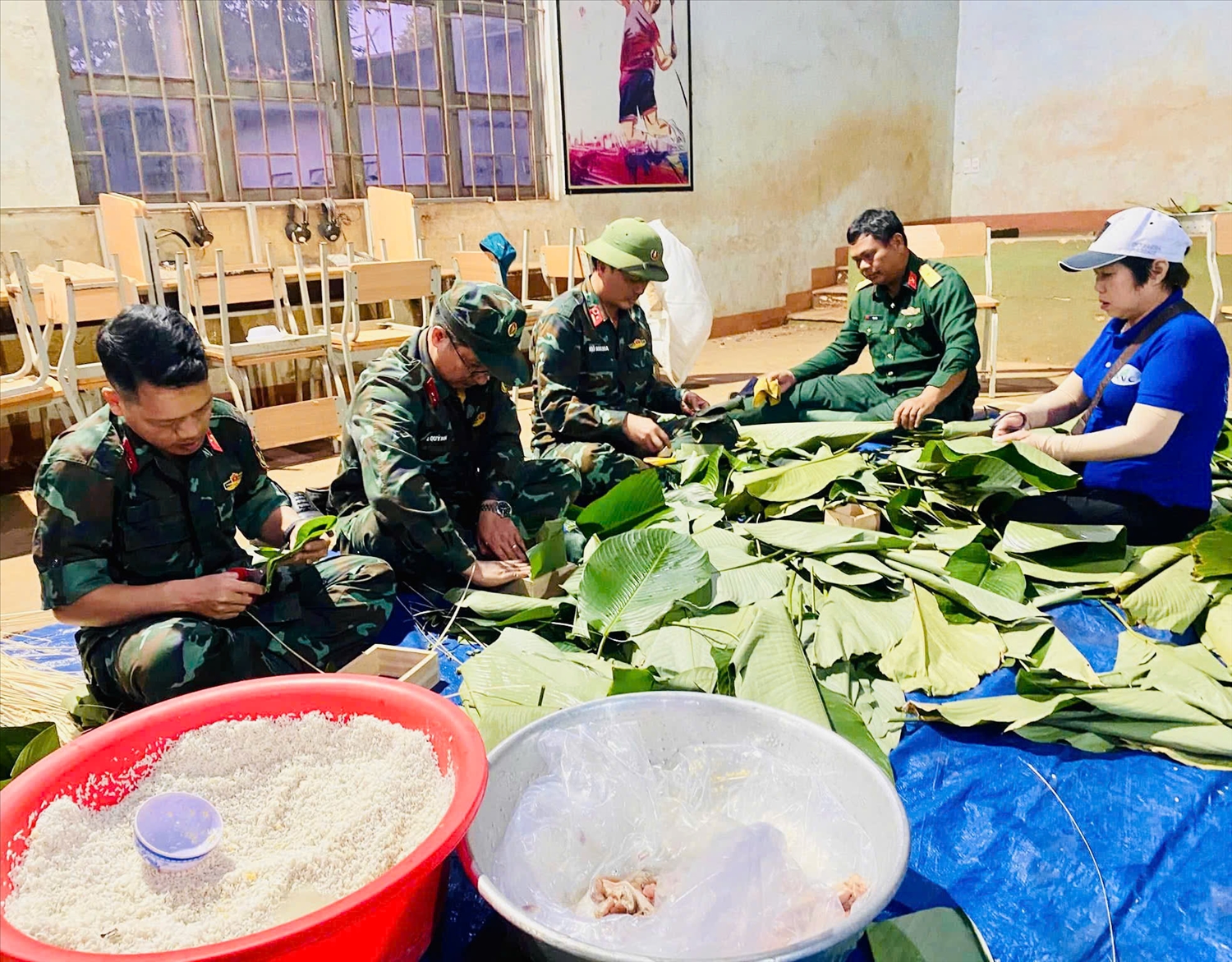 Cán bộ, chiến sĩ Ban Chỉ huy quân sự huyện Chư Pưh và tình nguyện viên gói bánh chưng, bánh tét tặng bà con