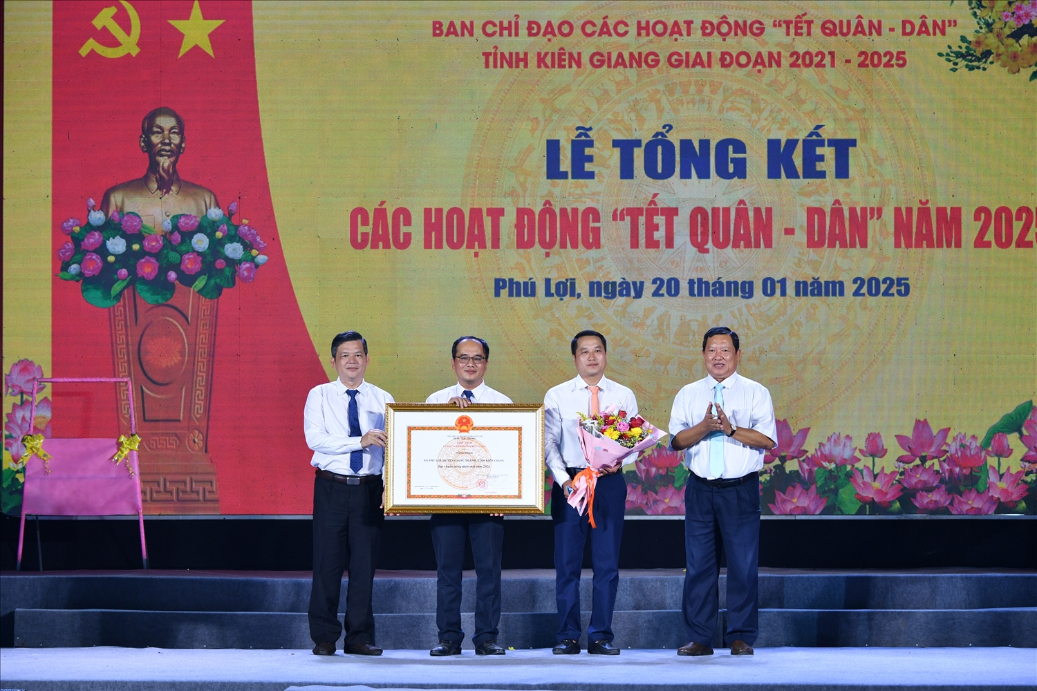 Ông Giang Thanh Khoa – Tỉnh ủy viên, Phó Chủ tịch UBND tỉnh Kiên Giang trao quyết định của Chủ tịch UBND tỉnh Kiên Giang công nhận xã Phú Lợi, huyện Giang Thành đạt chuẩn nông thôn mới