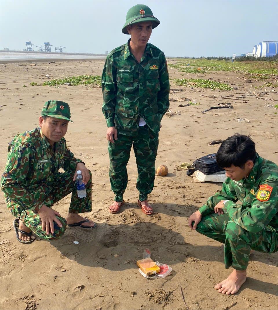 Lực lượng Bộ đội Biên phòng tỉnh Trà Vinh phát hiện vật thể nghi ma túy trôi dạt vào bãi biển