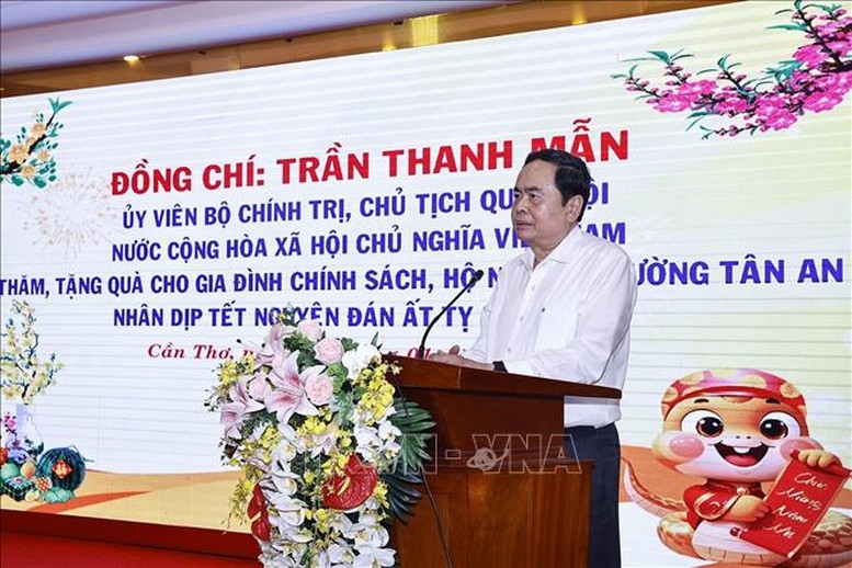 Chủ tịch Quốc hội Trần Thanh Mẫn chúc Tết nhân dân phường Tân An. Ảnh: TTXVN