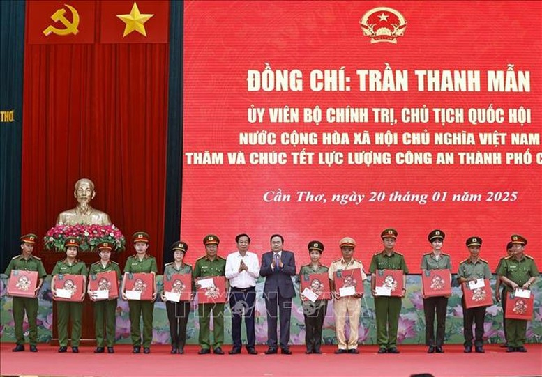 Chủ tịch Quốc hội Trần Thanh Mẫn tặng quà Tết cho cán bộ, chiến sĩ có hoàn cảnh khó khăn của Công an thành phố Cần Thơ. Ảnh: TTXVN