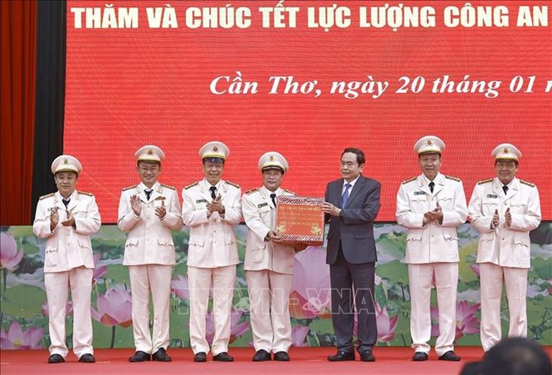 Chủ tịch Quốc hội Trần Thanh Mẫn tặng quà Tết cho Công an thành phố Cần Thơ. Ảnh: TTXVN