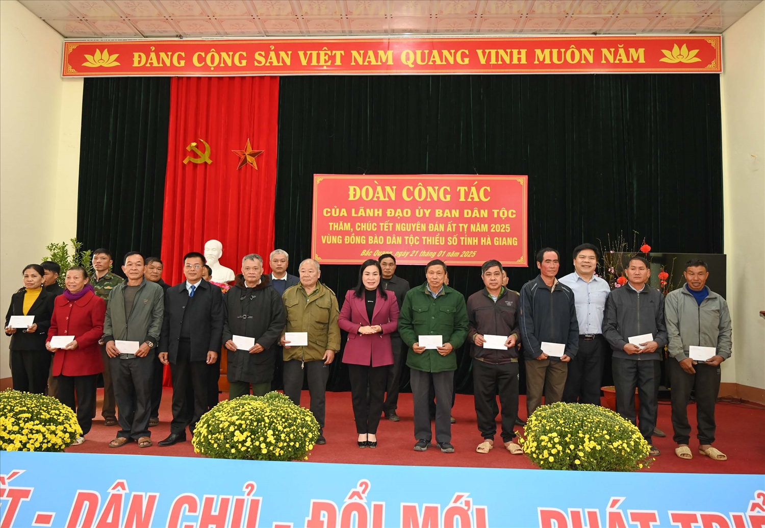 Trưởng Ban Dân tộc tỉnh Hà Giang Chu Thị Ngọc Diệp; Phó Vụ trưởng Vụ Tuyên truyền UBDT Đinh Xuân Thắng; Phó Bí thư Thường trực Huyện ủy Bắc Quang Lương Tiến Dũng tặng quà Tết cho Người có uy tín của 03 xã Tân Thành, Đồng Tiến, Thượng Bình huyện Bắc Quang