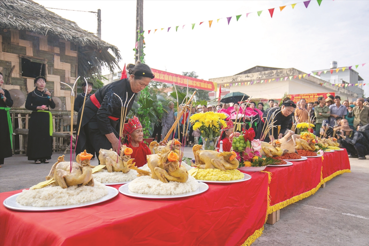 Cảnh lên lầu trong nghi lễ Then giải hạn, cầu phúc của đồng bào dân tộc Tày ở Bình Liêu.