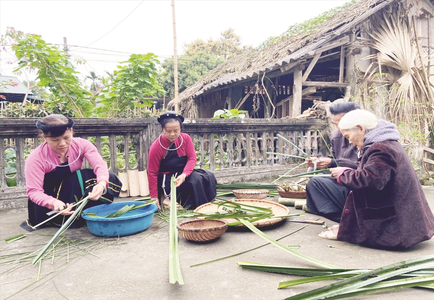 Đồng bào Cao Lan ở làng Ngọc Tân, xã Ngọc Quan, huyện Đoan Hùng làm bánh truyền thống trong Lễ hội truyền thống đình Ngọc Tân.