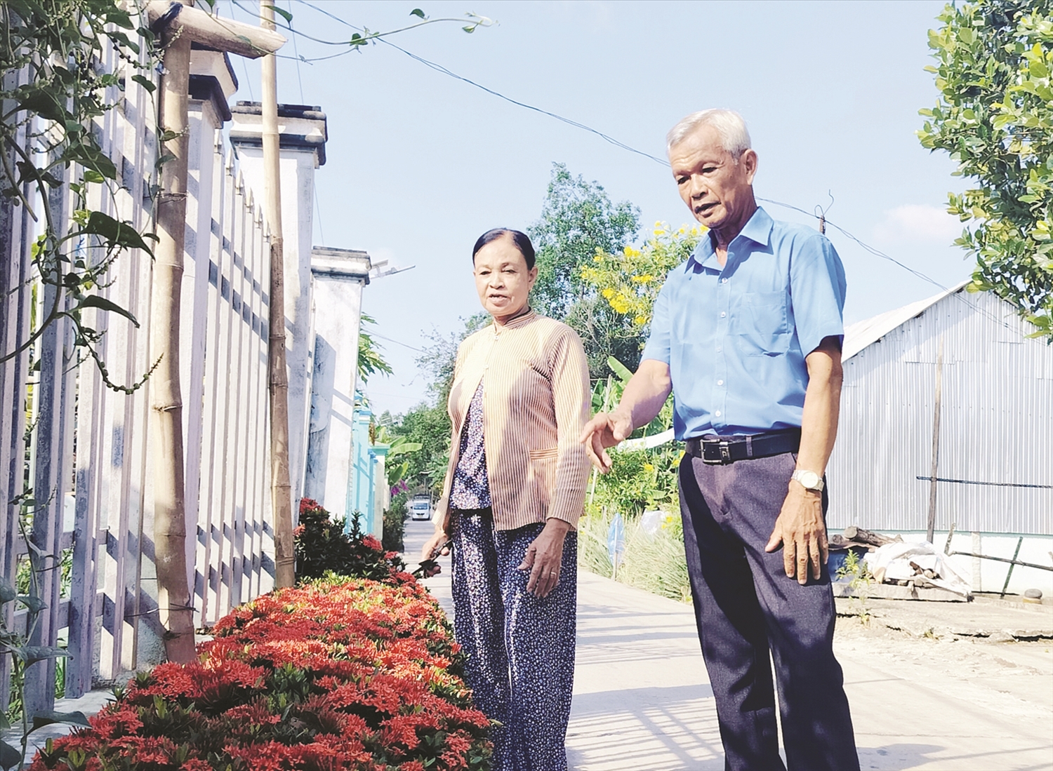 Hằng tuần, ông Thạch Cơne, Phó Chủ nhiệm CLB phòng, chống tội phạm chùa Trà Sất C, xã Long Hiệp, huyện Trà Cú xuống tận hộ dân khảo sát, nắm bắt nhu cầu của người dân để lựa chọn nội dung cho công tác tuyên truyền, vận động. 