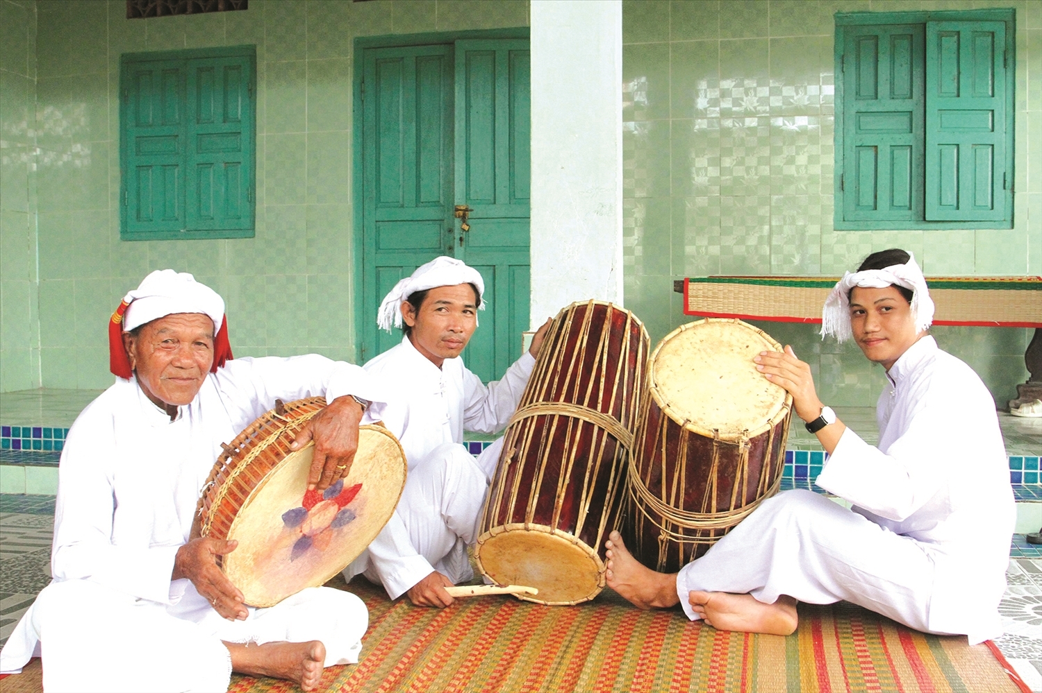 Nghệ nhân Maduen Chiêu (bên trái) và các học trò hòa tấu nhạc cụ baranưng và ghi năng. Ảnh Thái Sơn Ngọc 